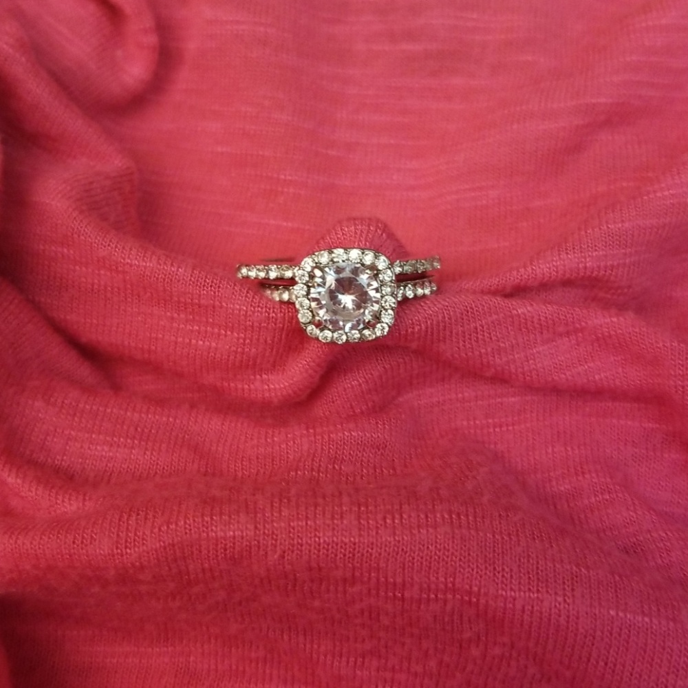 Gorgeous 1.20 ctw round engagement ring
